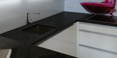 Kuchyňská pracovní deska z tvrzeného skla  - šedá