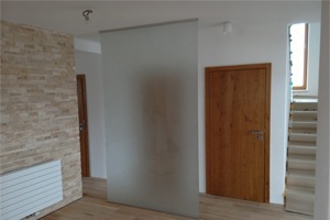Skleněná příčka do interiéru - matná, neprůhledná