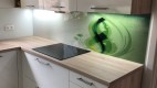 Skleněný obklad kuchyňské linky s abstratním motivem