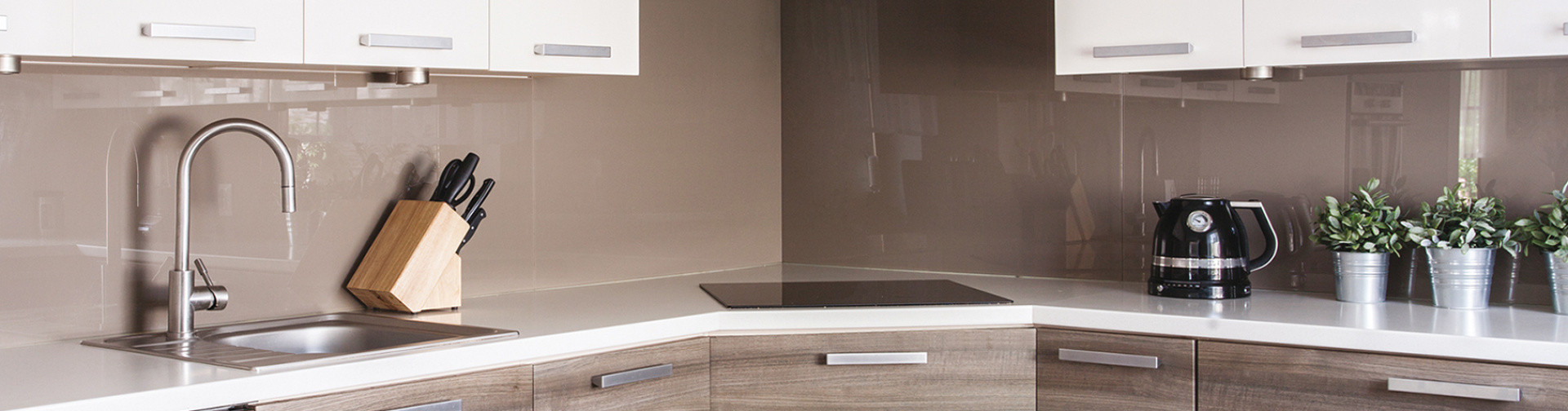 Vylaďte svůj interiér i exteriér k dokonalosti – v listopadu se slevou 20% na skleněné obklady a zábradlí