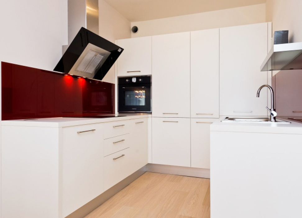 Jak probíhá výroba bílé skleněné pracovní desky