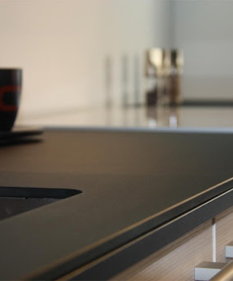 Sklenená pracovná doska s efektom Lux Raff na mieru