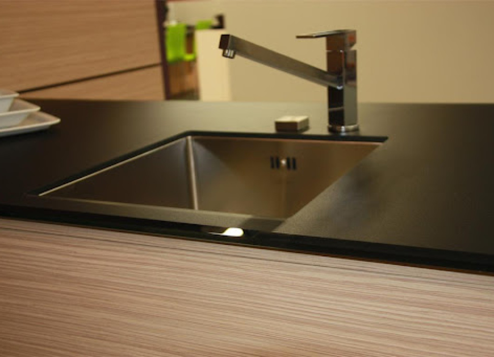 Jak probíhá výroba pracovní desky s efektem Lux Raff