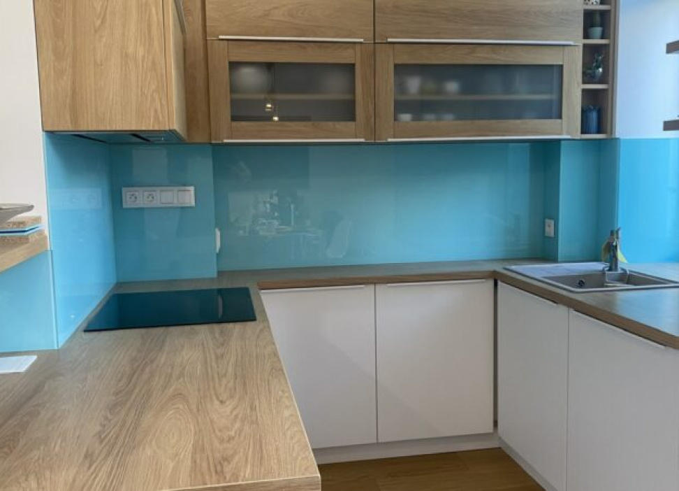 Jak probíhá výroba skleněných obkladů do domu