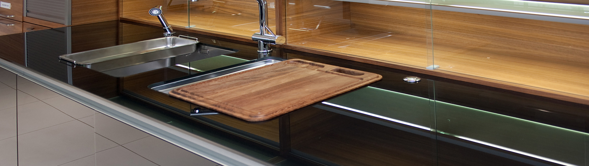 Skleněné obklady za kuchyňskou linku na míru