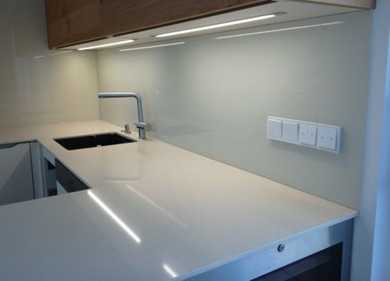 Monika Zátkovská – sklenený obklad, Kladno / Doksy