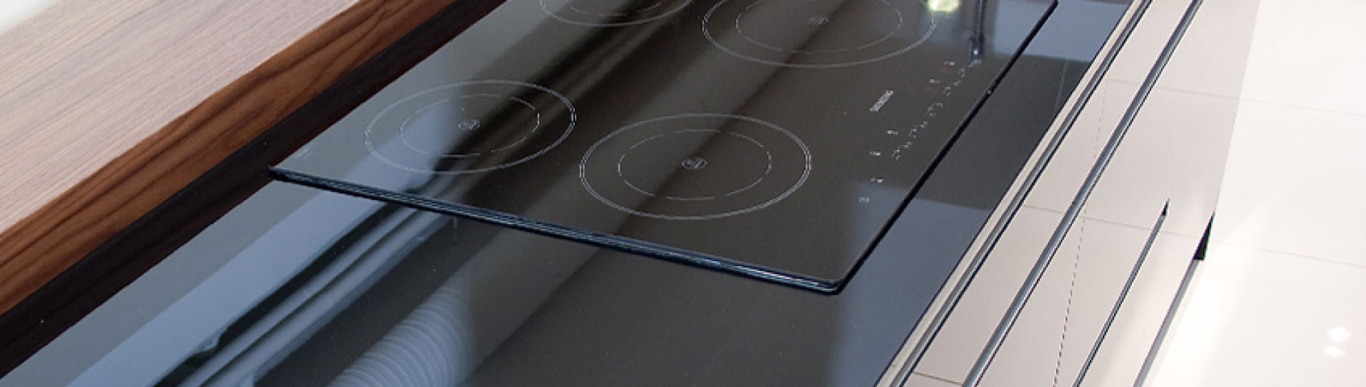 Černá lesklá skleněná pracovní deska na míru