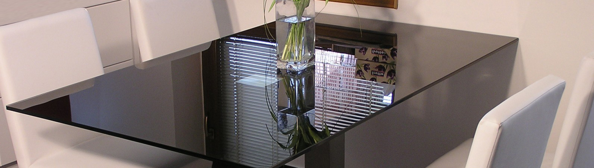 Černá lesklá skleněná pracovní deska na míru