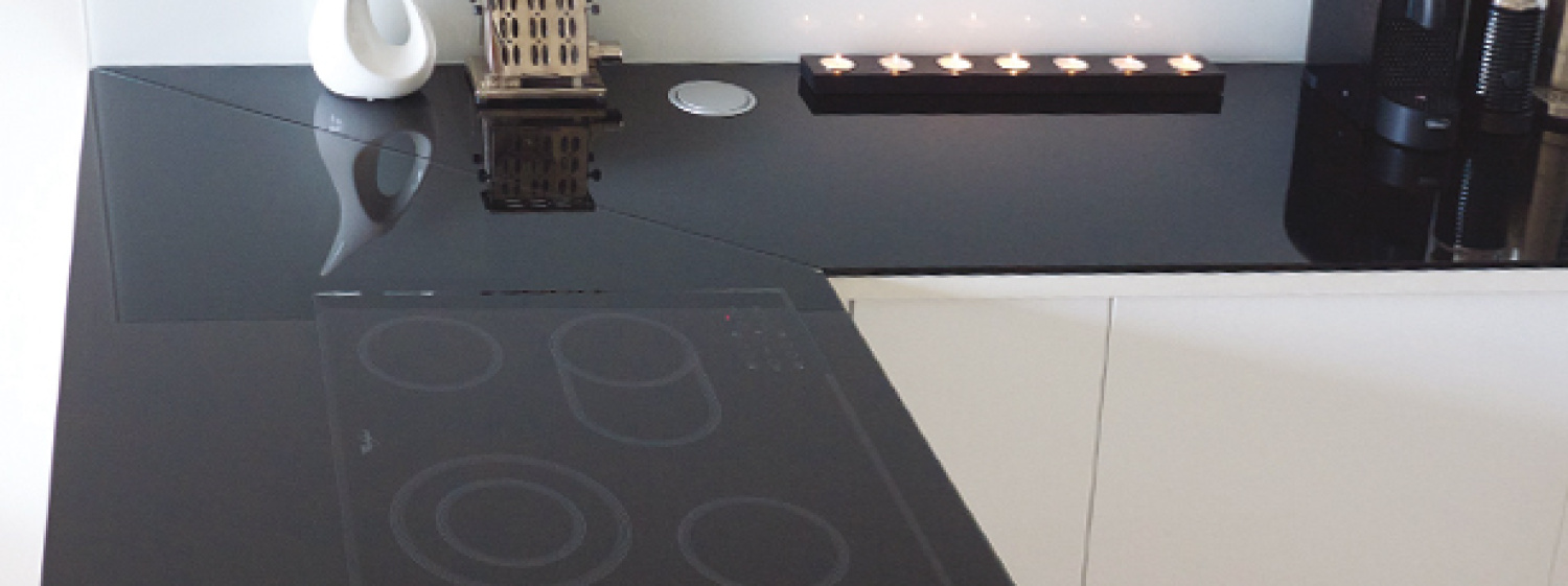 Čierna lesklá sklenená pracovná doska na mieru