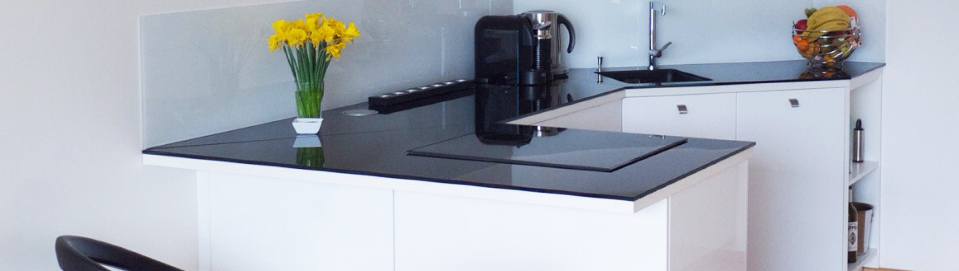 Černá lesklá skleněná pracovní deska na míru