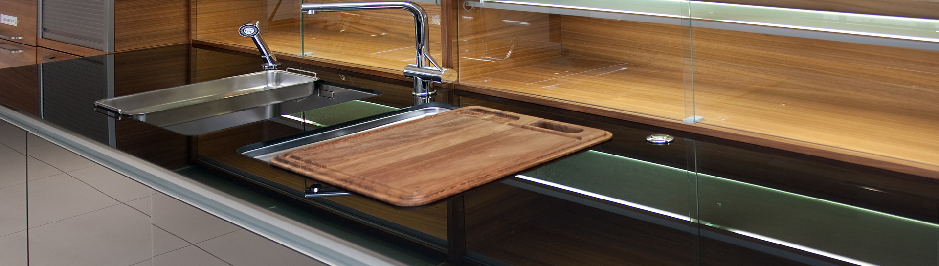 Černá lesklá skleněná pracovní deska na míru