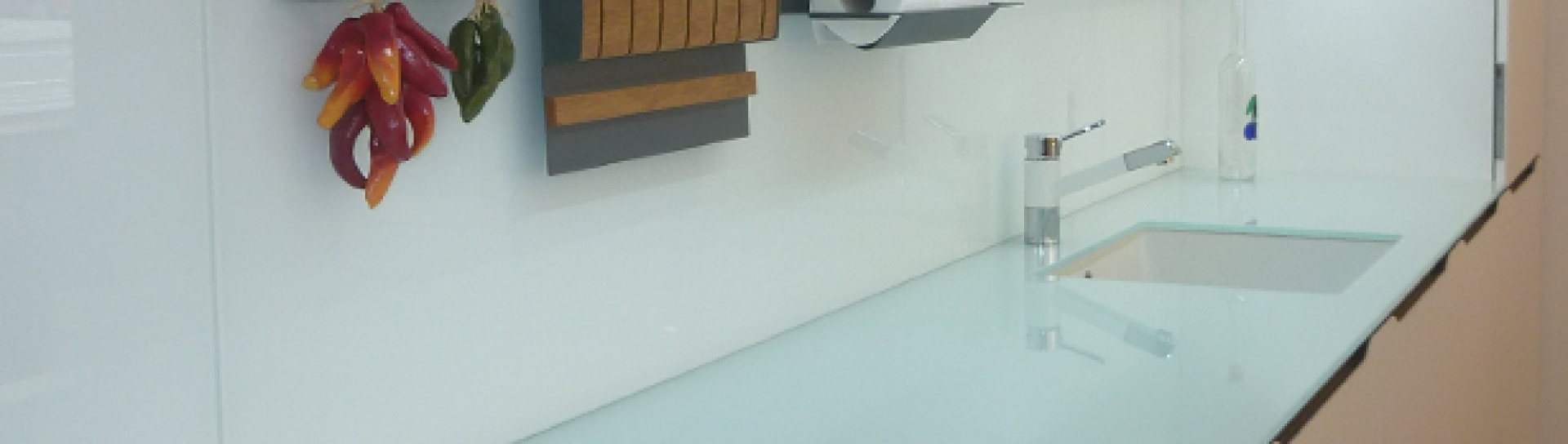 Bílá lesklá skleněná pracovní deska na míru