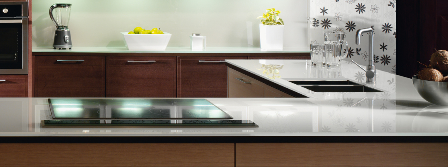 Biela lesklá sklenená pracovná doska na mieru