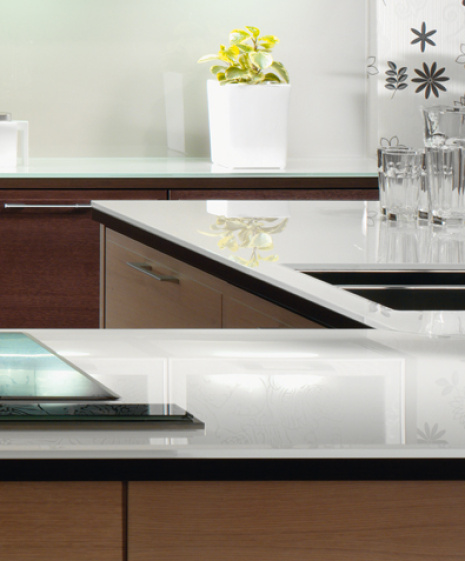 Biela lesklá sklenená pracovná doska na mieru