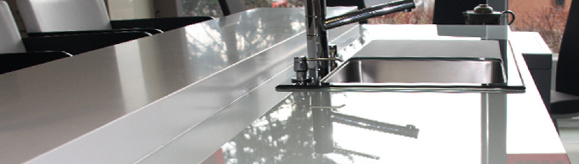 Bílá lesklá skleněná pracovní deska na míru