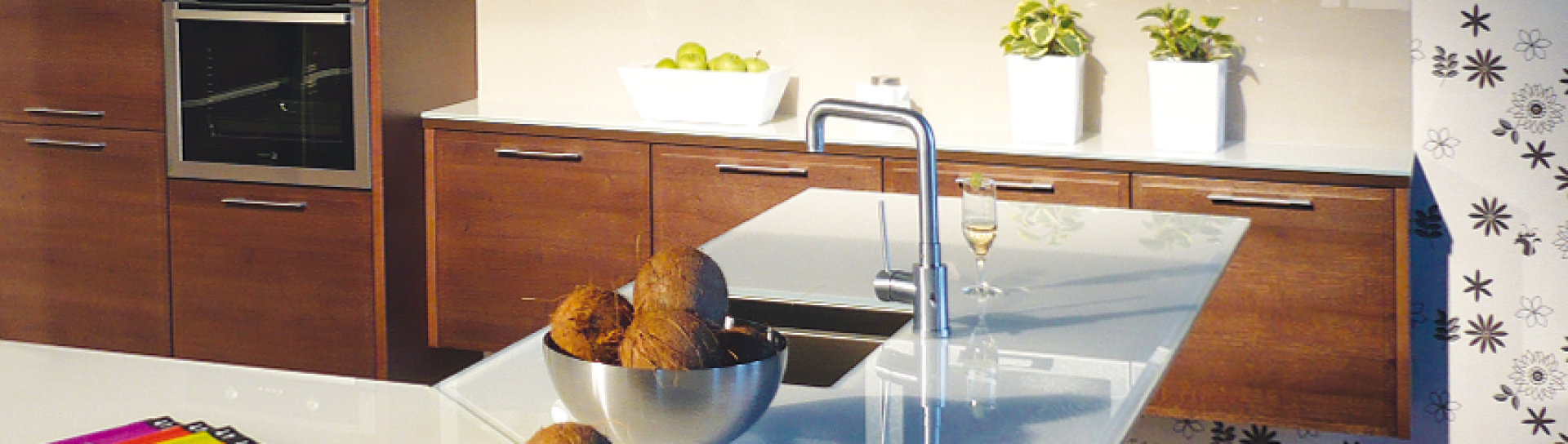 Bílá lesklá skleněná pracovní deska na míru