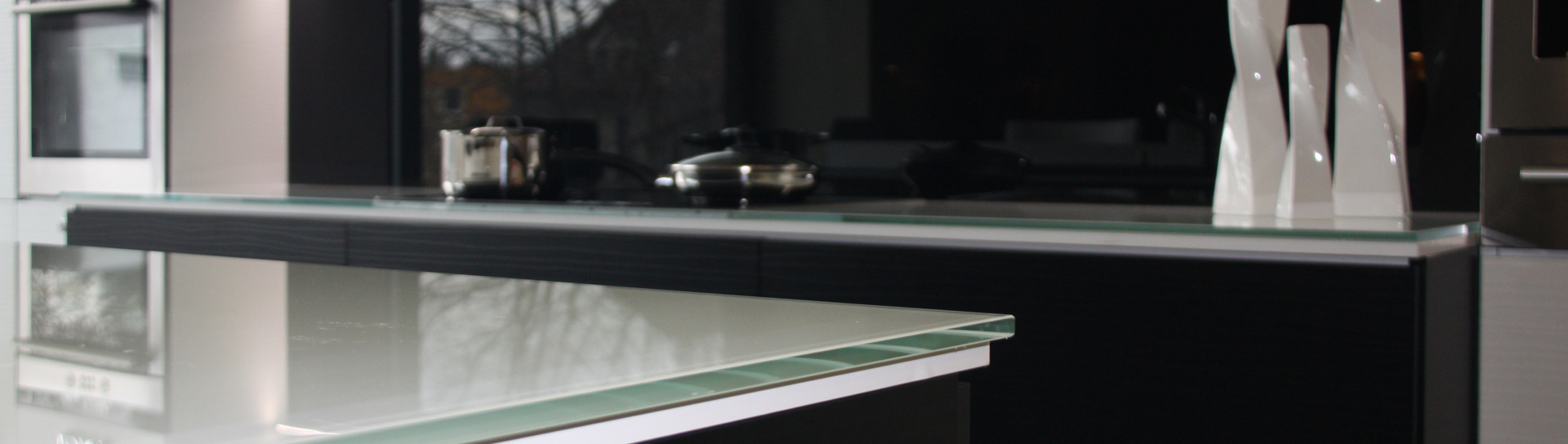 Bílá lesklá skleněná pracovní deska na míru