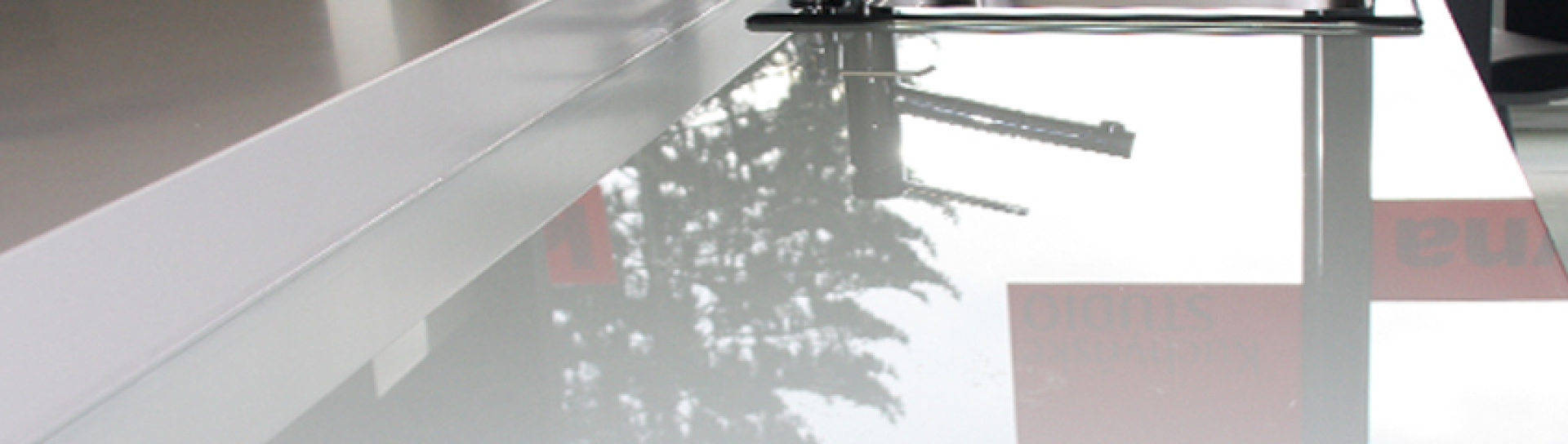 Jednofarebná lesklá sklenená pracovná doska na mieru