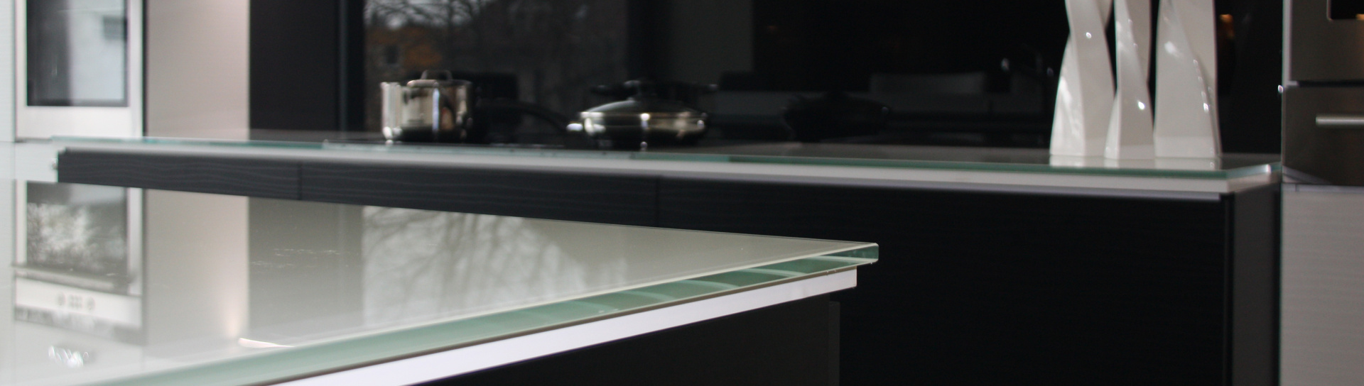 Jednofarebná lesklá sklenená pracovná doska na mieru