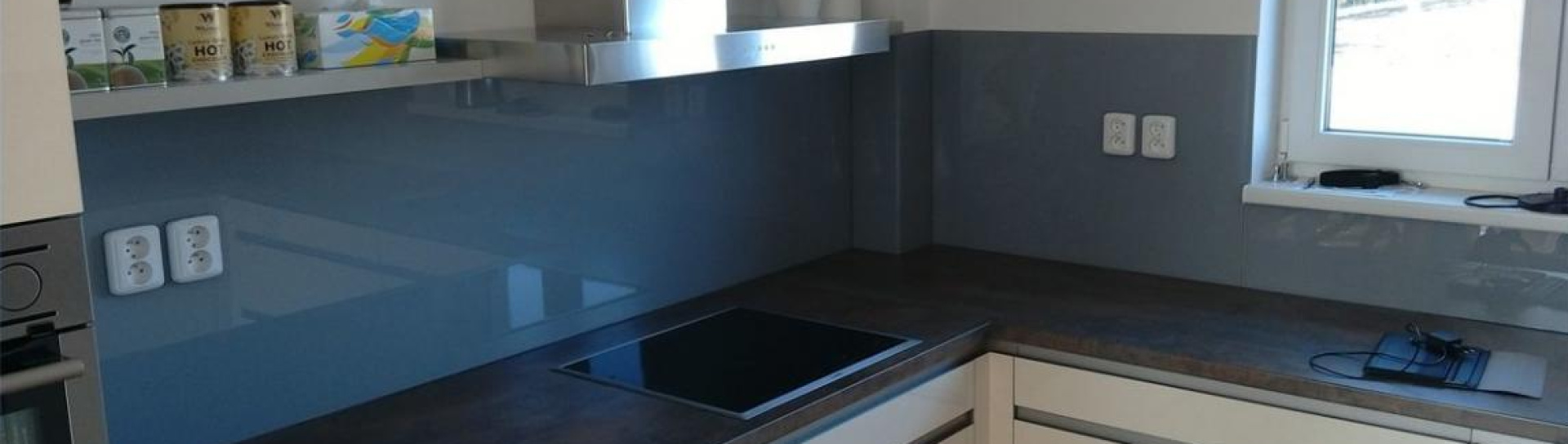 Jednobarevné skleněné obklady do kuchyně na míru