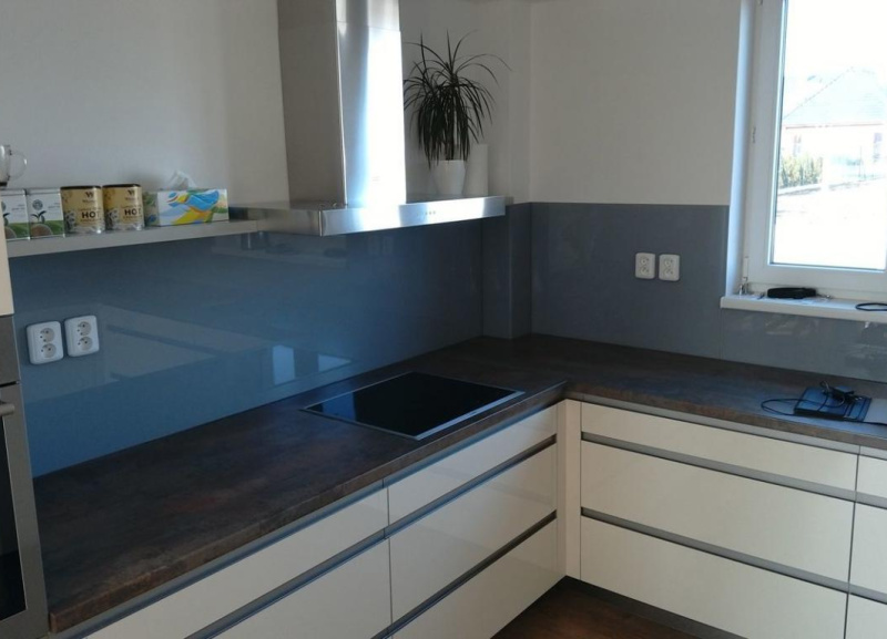 Vondráčkovi – skleněný obklad, Liberec