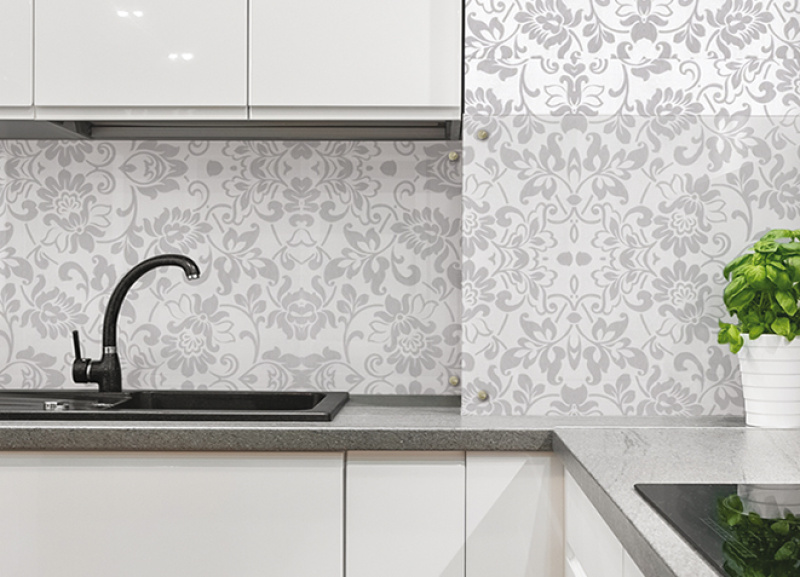 Irena Švecová – skleněný obklad, Praha 3 – Vinohrady