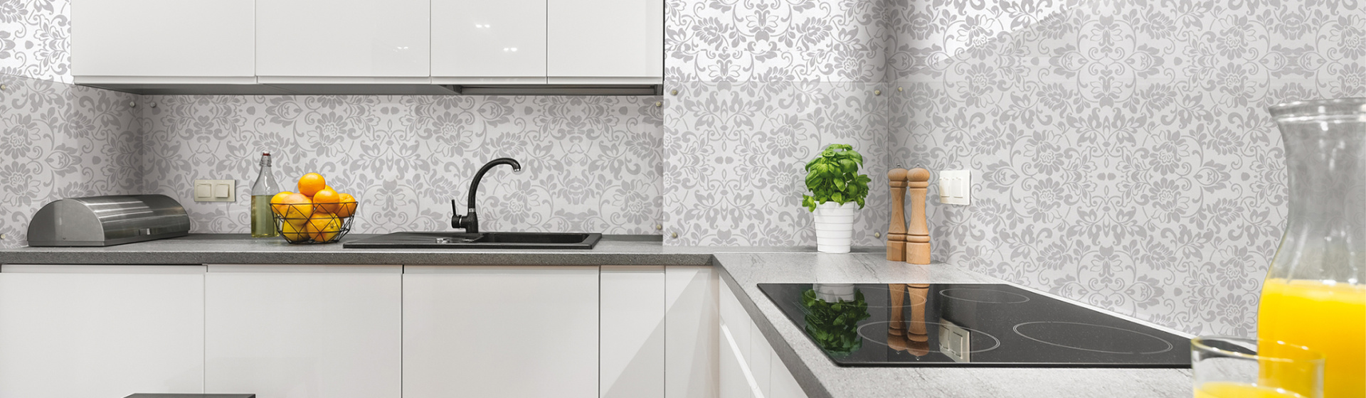 Irena Švecová – skleněný obklad, Praha 3 – Vinohrady