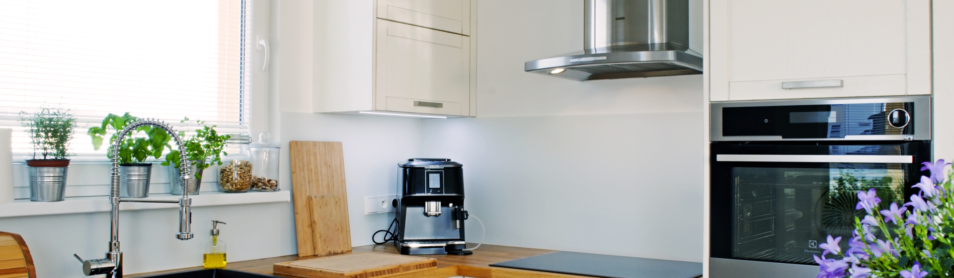 Monika Zátkovská – skleněný obklad, Kladno / Doksy