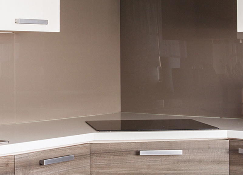 Monika Zátkovská – skleněný obklad, Kladno / Doksy