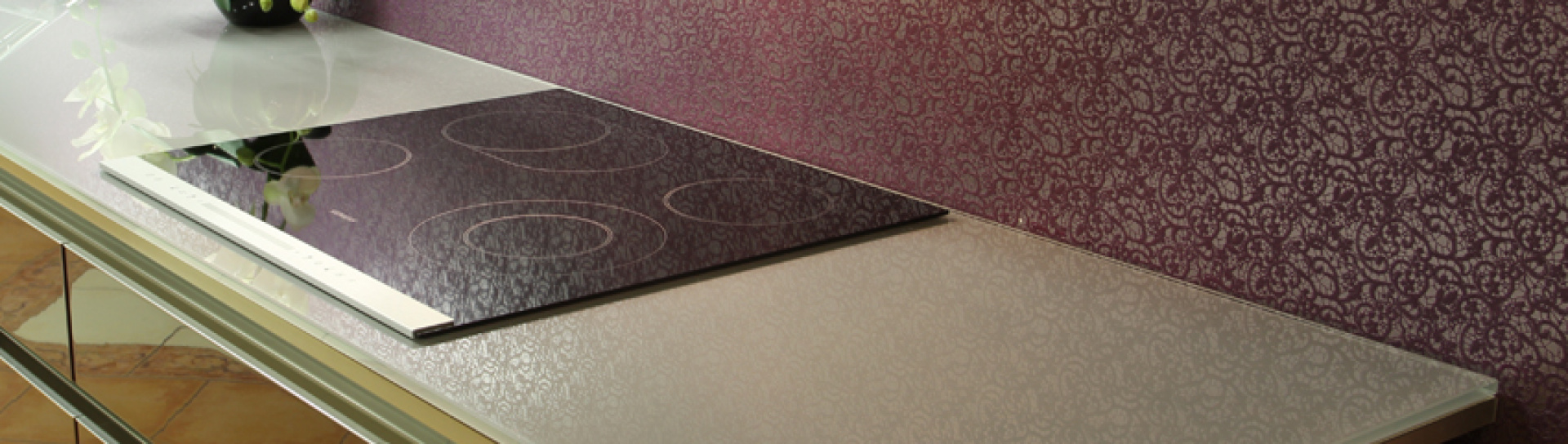 Sklenené pracovné dosky na kuchynskú linku