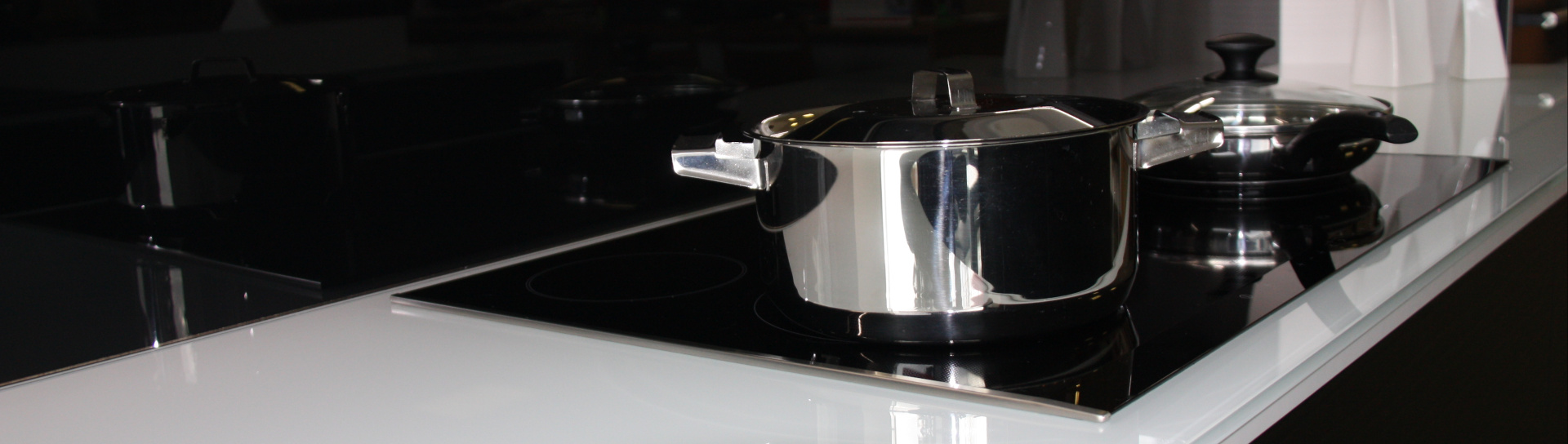 Sklenené pracovné dosky na kuchynskú linku