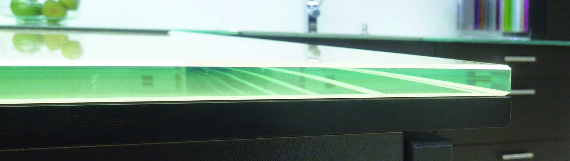 Sklenené pracovné dosky na kuchynskú linku