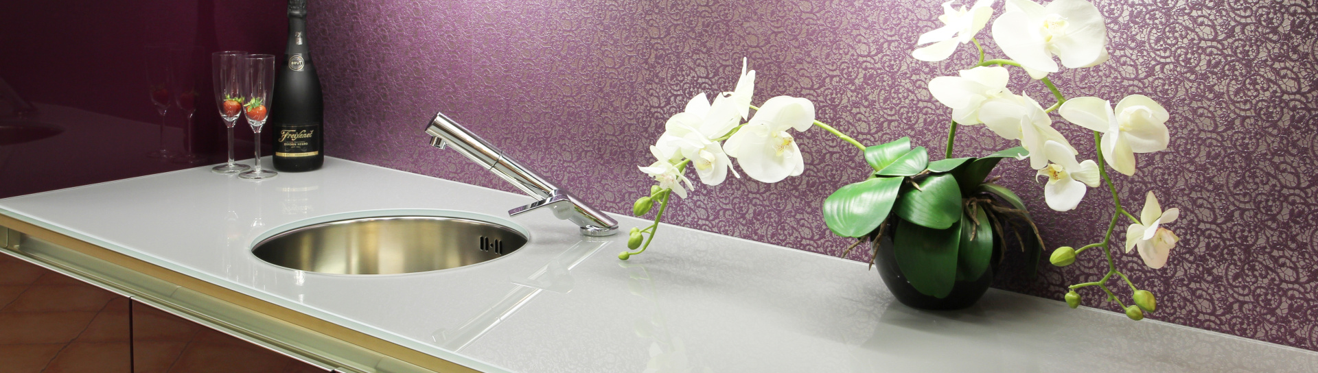 Sklenené pracovné dosky na kuchynskú linku