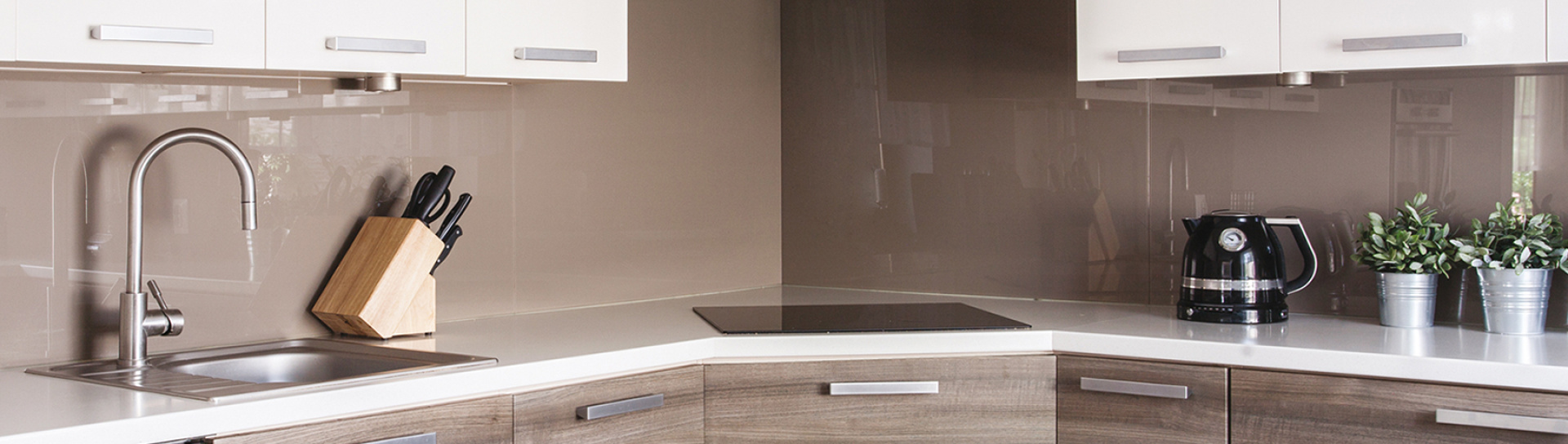 Skleněné obklady za kuchyňskou linku na míru