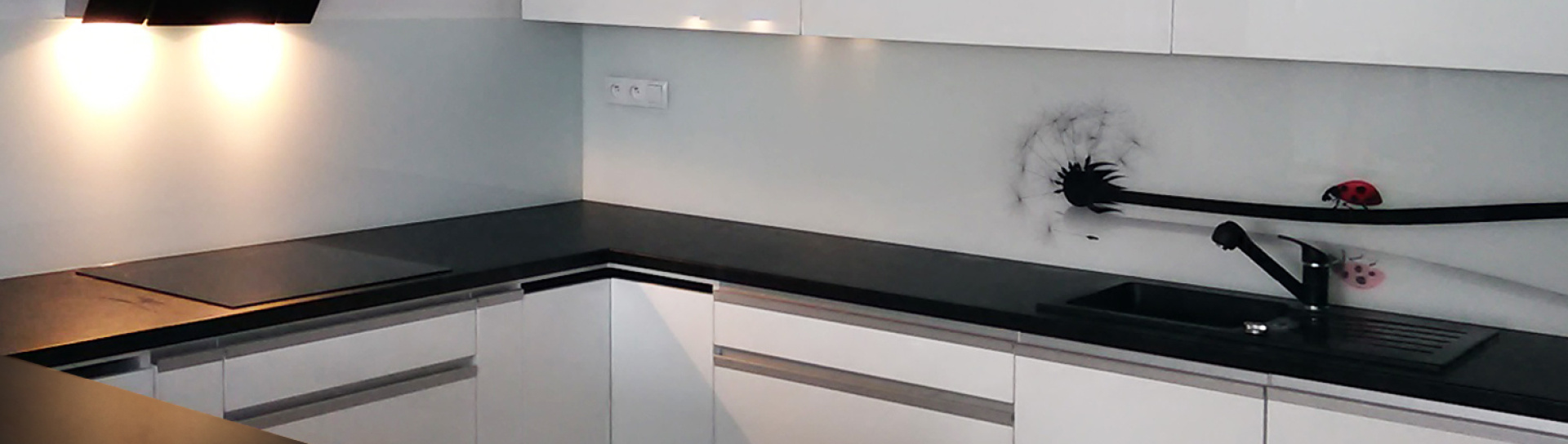 Skleněné obklady za kuchyňskou linku na míru