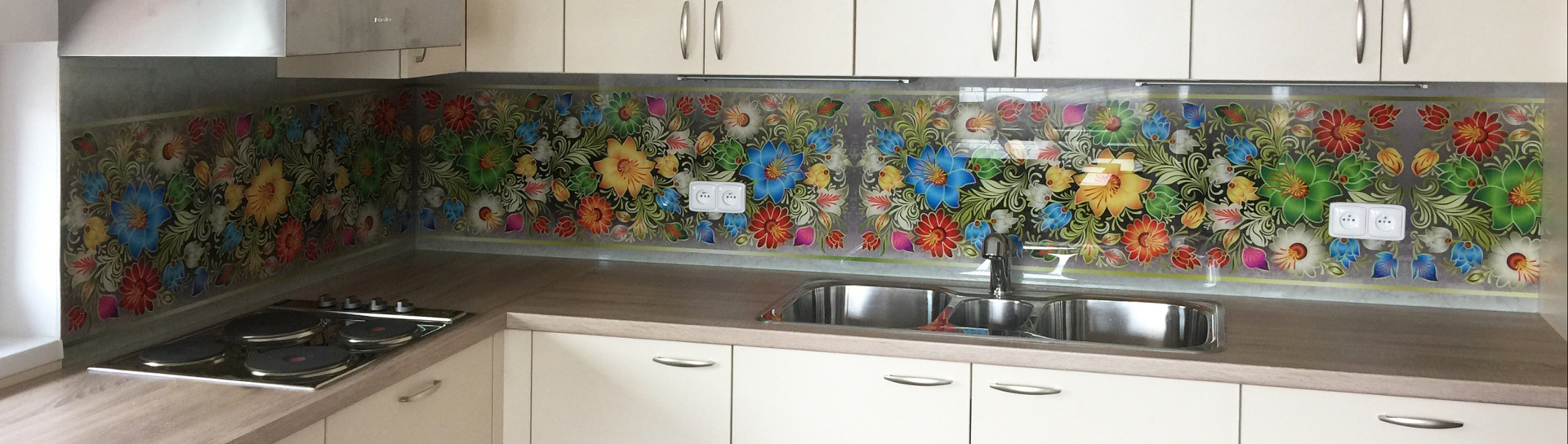 Skleněné obklady za kuchyňskou linku na míru