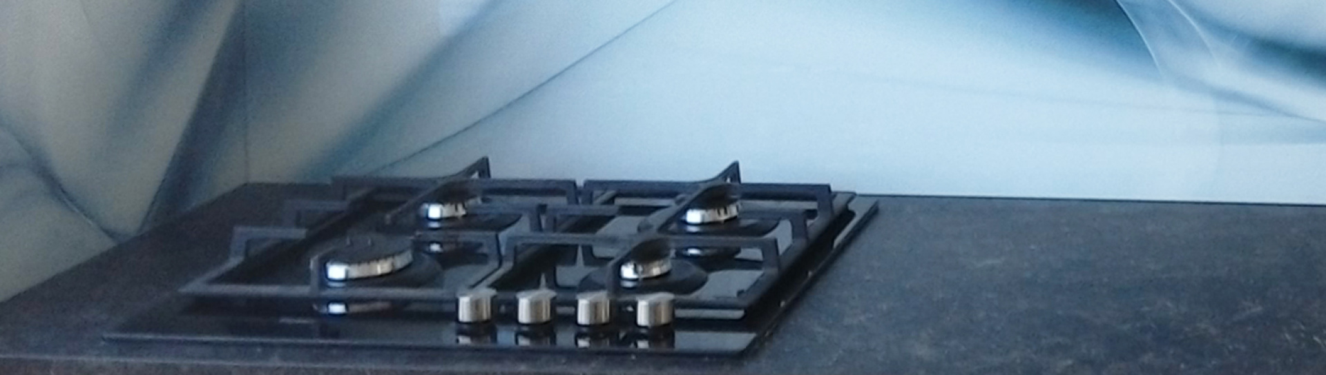 Skleněné obklady za kuchyňskou linku – praktické řešení na míru