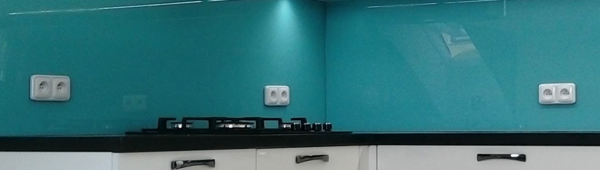 Skleněné obklady za kuchyňskou linku – praktické řešení na míru