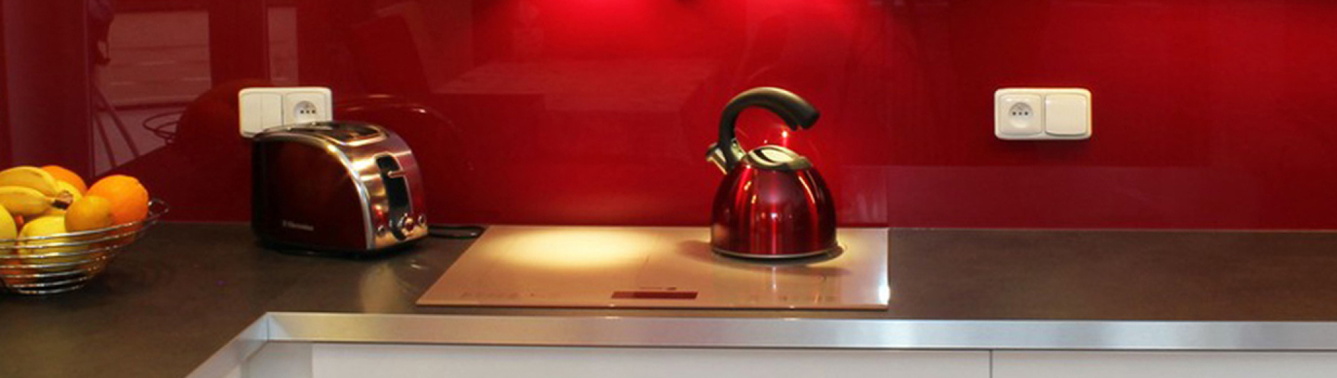 Skleněné obklady za kuchyňskou linku – praktické řešení na míru