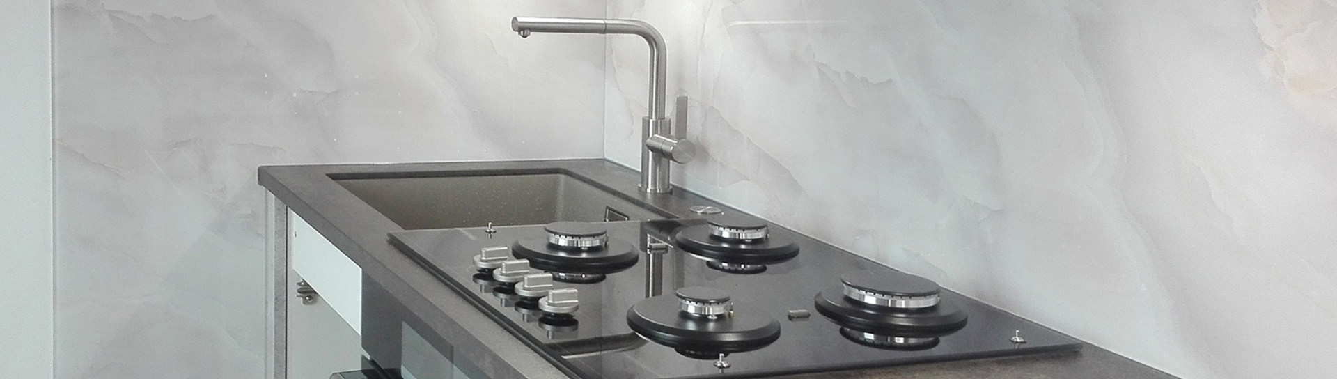 Skleněné obklady za kuchyňskou linku – praktické řešení na míru