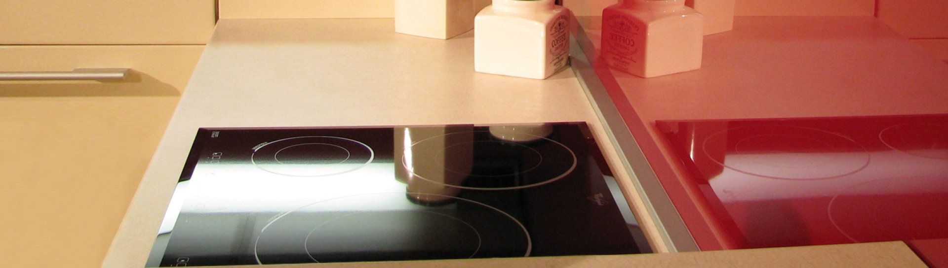 Skleněné obklady za kuchyňskou linku – praktické řešení na míru