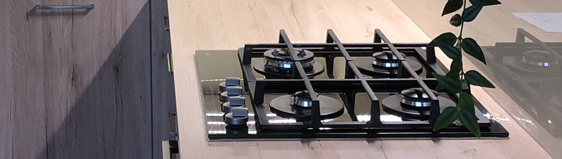 Skleněné obklady za kuchyňskou linku – praktické řešení na míru