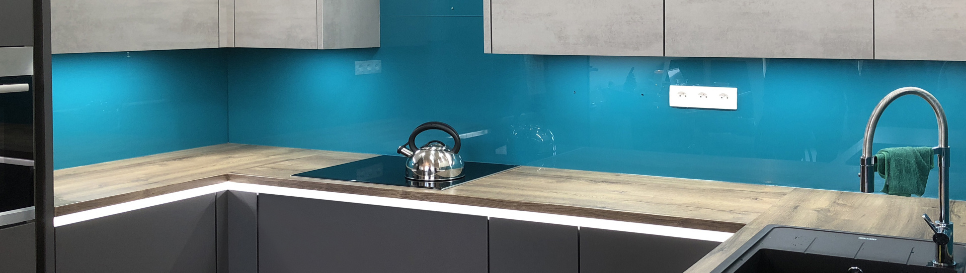 Skleněný obklad do kuchyně na míru