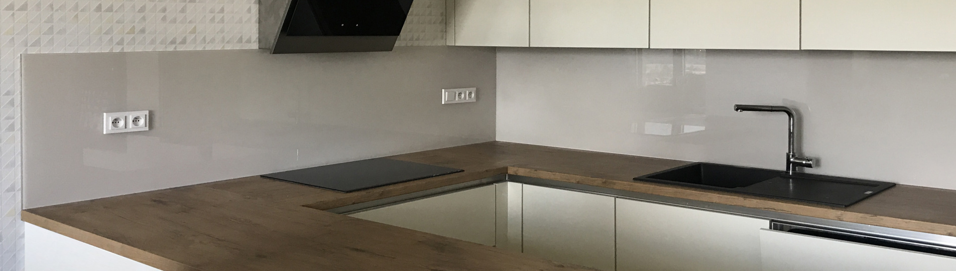 Skleněný obklad do kuchyně na míru