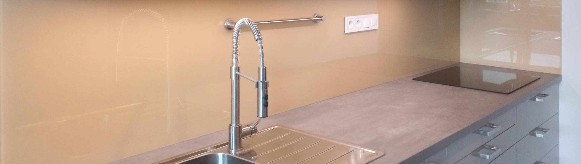 Skleněný obklad do kuchyně na míru