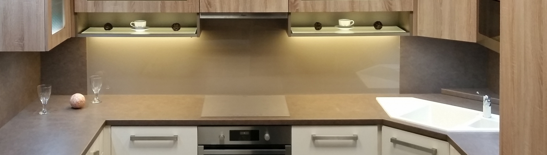 Skleněný obklad do kuchyně na míru