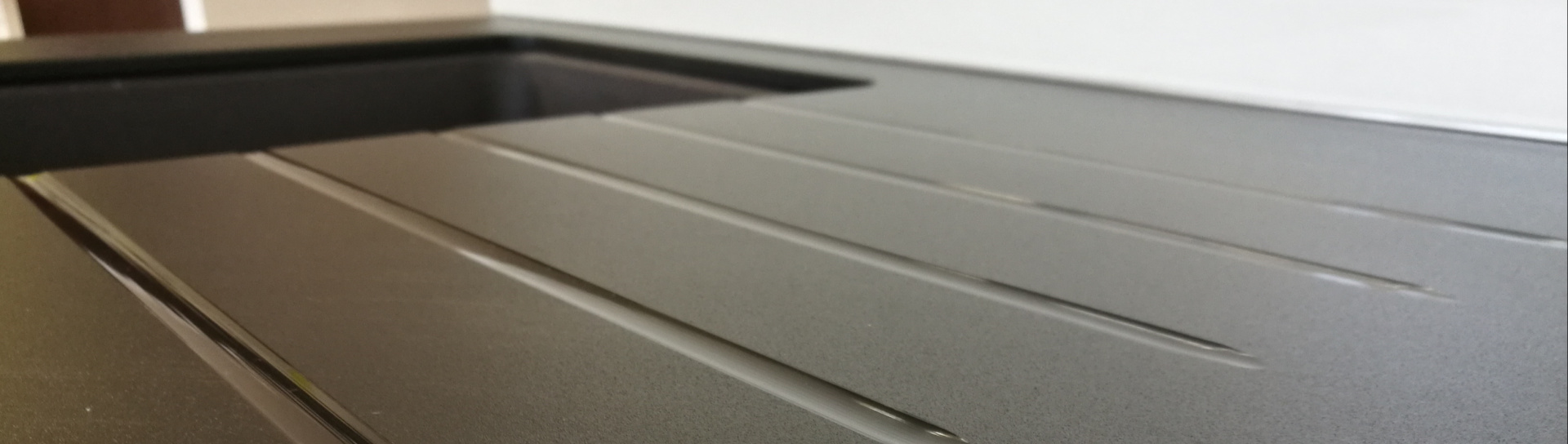 Skleněná pracovní deska s efektem Lux Raff na míru