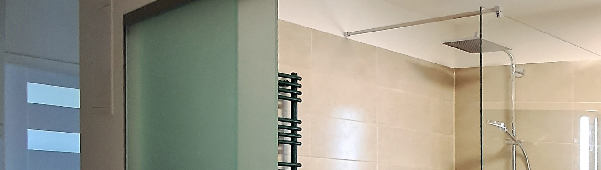Skleněné sprchové kouty s posuvnými dveřmi na míru