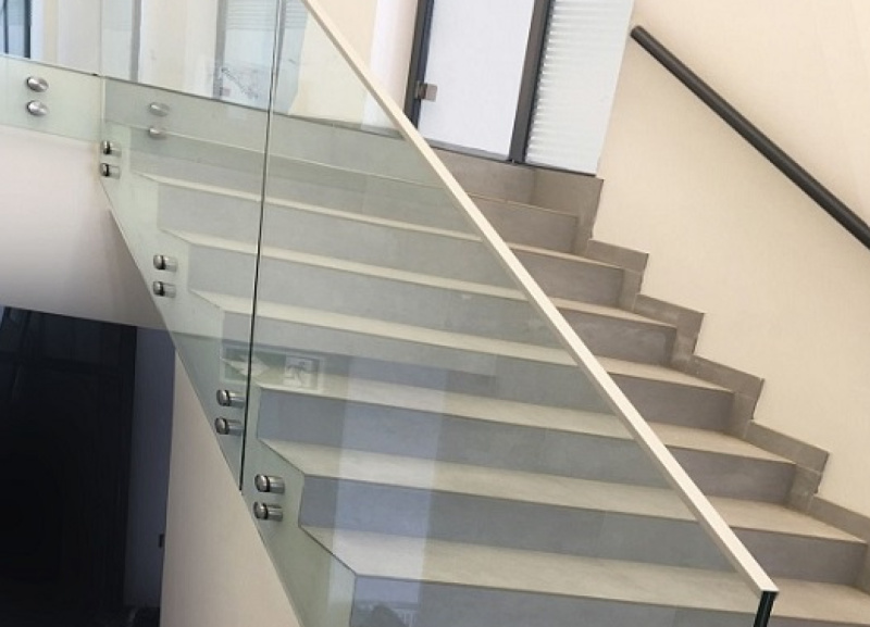 7 výhod skleněného zábradlí