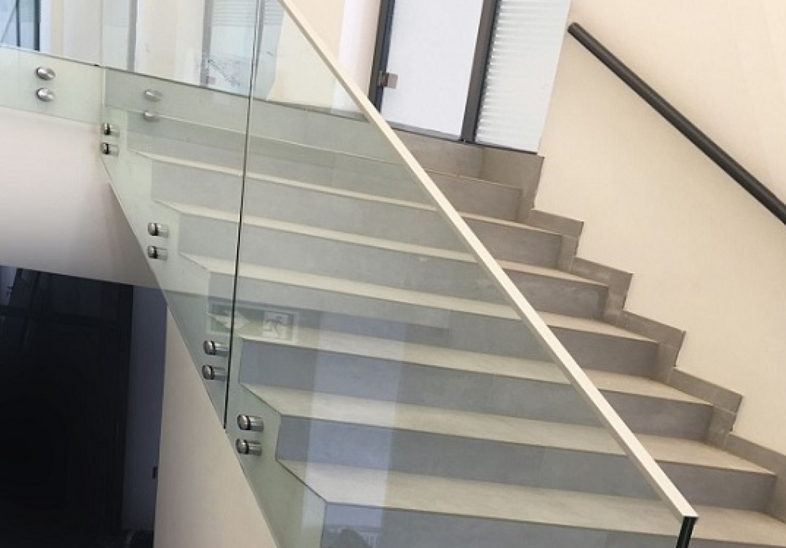 7 výhod skleněného zábradlí